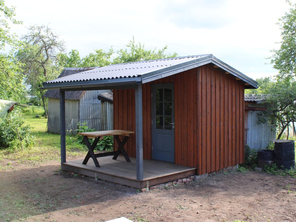 Dārza mājiņa RW-12 ar dedzinātu apdari un terasi – nojumi