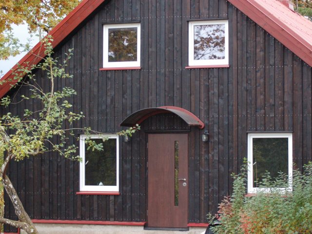 Māja ar dedzināto fasādi